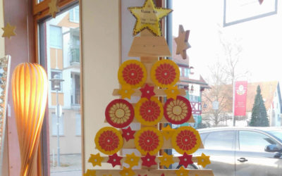 Holz-Weihnachtsbäume für die Grundschule